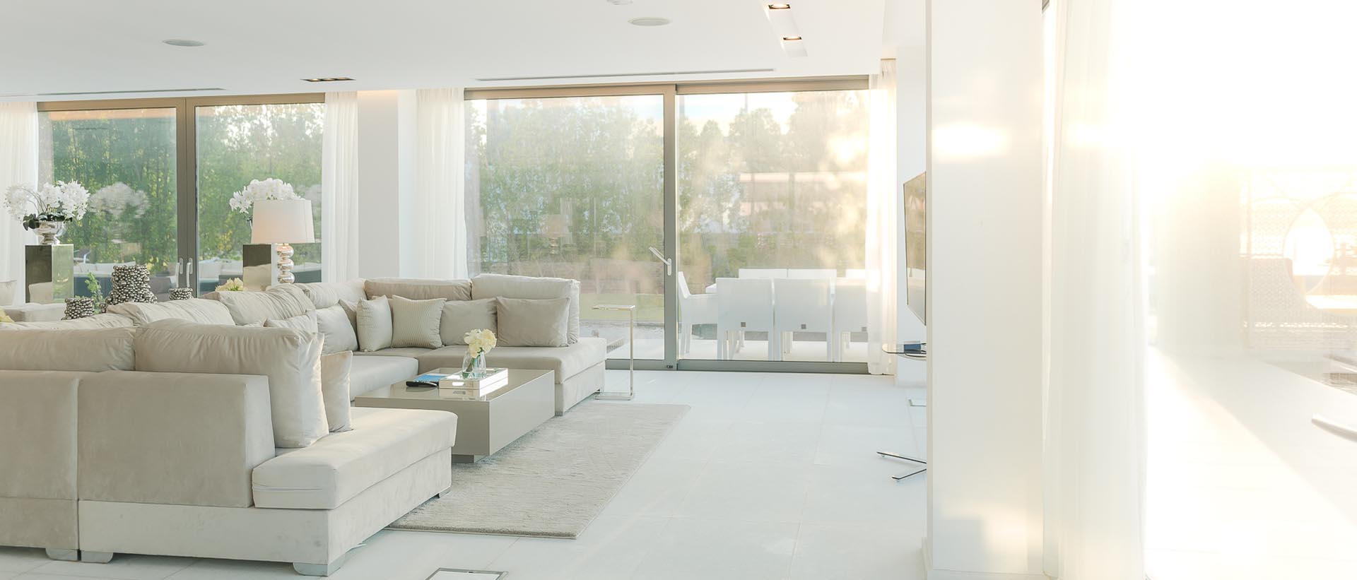 10,000 SQUARE FEET OF LIGHT-FILLED LIVING SPACE