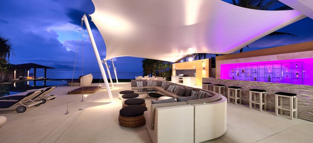 Villa Tievoli bar & covered lounge area